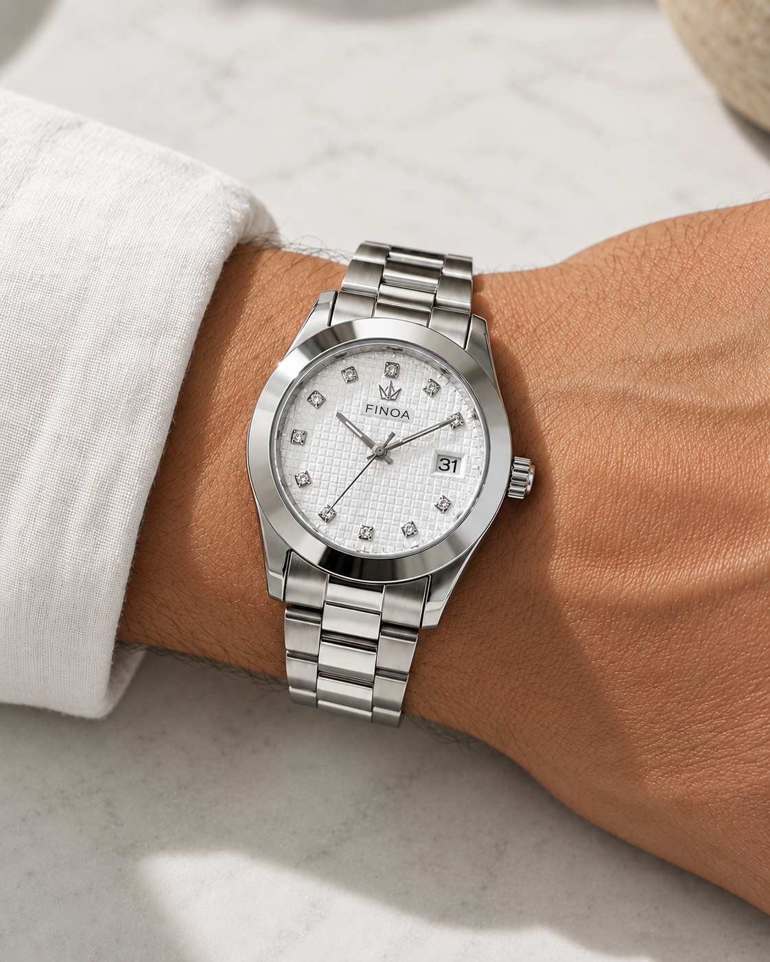 FINOA Silver Apex am Handgelenk – Zifferblatt mit FINOA-Logo